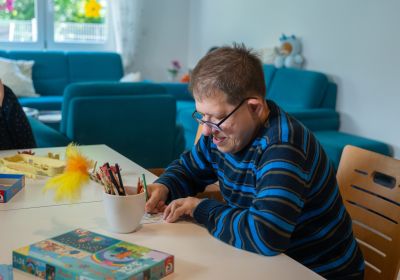 Werkstattbeschäftigte bei der Arbeit in der Arbeit + Förderung Gruppe