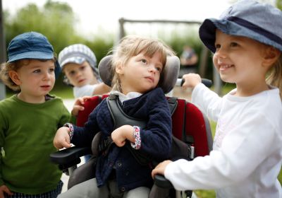 Kinder spielen miteinander