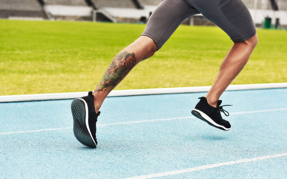 Auf dem Bild sieht man Beine, die bei einer Sportveranstaltung rennen.