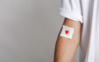 AUf dem Bild sieht man einen Arm mit einem Pflaster.