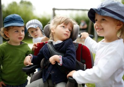 Kinder spielen miteinander