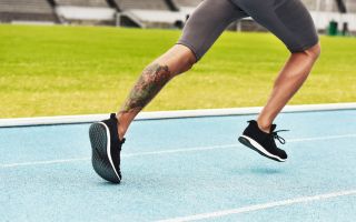 Auf dem Bild sieht man Beine, die bei einer Sportveranstaltung rennen.